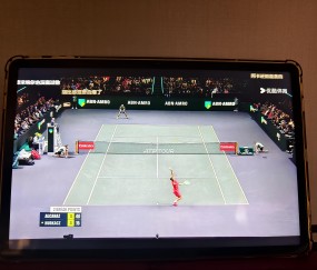 PG电子-阿扎伦卡重返赛场，刷新纪录首场状态出色，公牛观众沸腾！赛场气氛高涨(阿拉善英雄会17原视频)