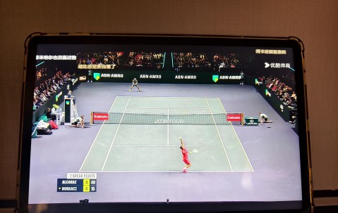 PG电子-阿扎伦卡重返赛场，刷新纪录首场状态出色，公牛观众沸腾！赛场气氛高涨(阿拉善英雄会17原视频)