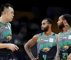 PG游戏- 辽东暴熊队对阵粤西雪豹队，橄榄球公开赛险胜，内线统治篮板——全面提速抢占先机